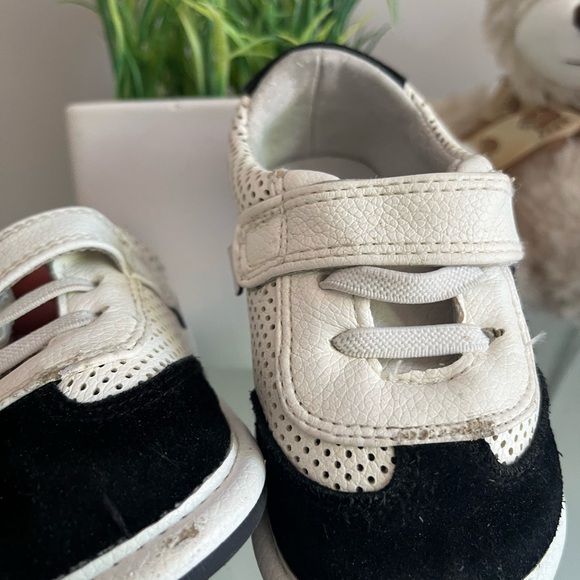 Baby 18-24months shoes, GUC, some scuffing in front - Picture 4 of 4